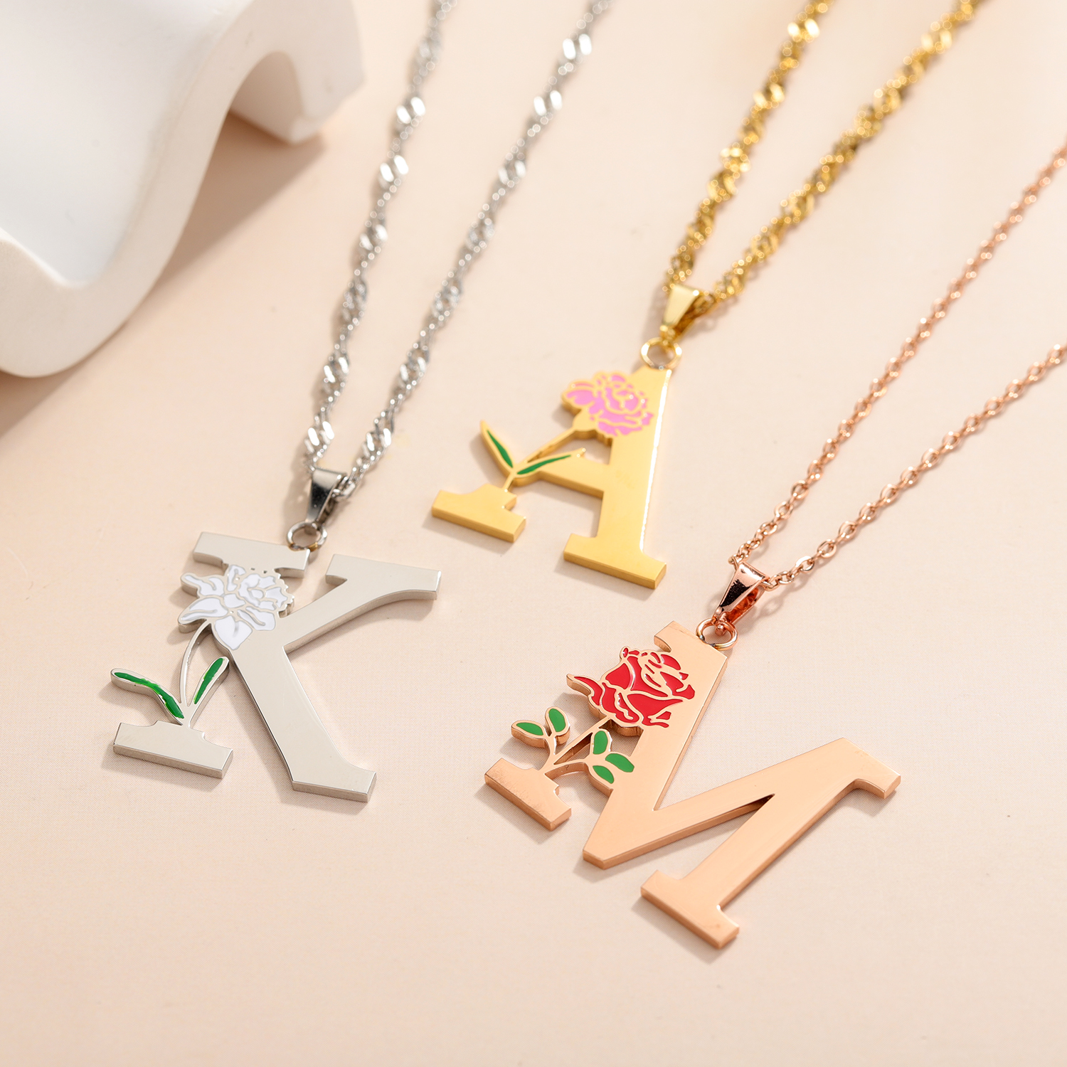 Custom Flower Initial Letter P – Birth Flower Necklace recenzja i cena